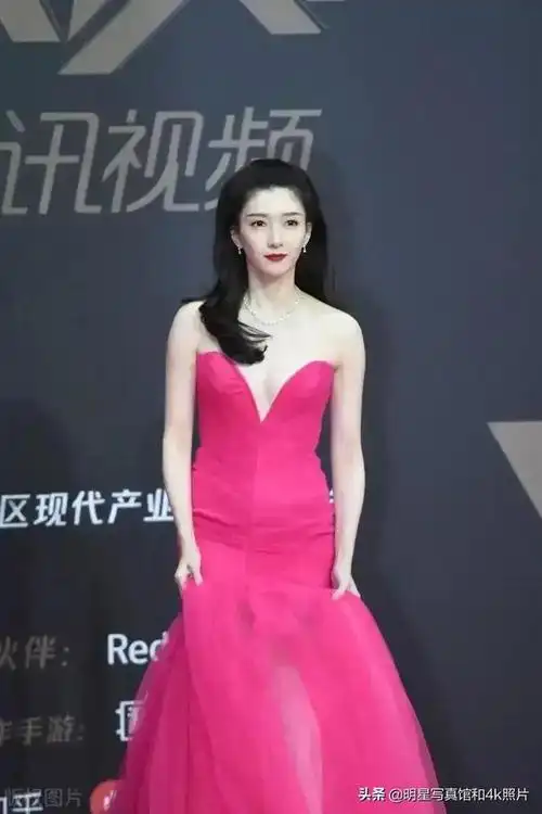 小龙女刘亦菲和江疏影的裹胸裙谁的胸脯更性感