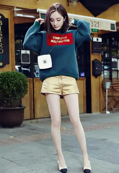 牛仔裤,布洛克鞋子活泼俏皮▲又是黑色高跟鞋,这次是刚过膝的橘色裙子