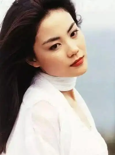 50岁王菲唱《我和我的祖国》,为什么平凡人都哭了?