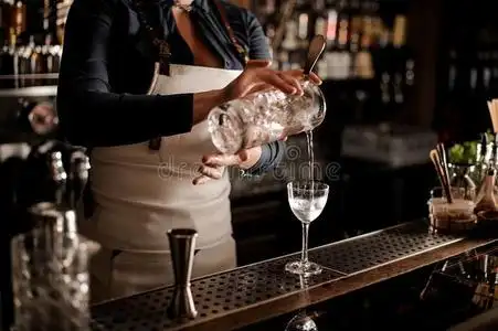 女性的酒吧间销售酒精饮料的人传布一酒精的喝从指已提到的人量英语