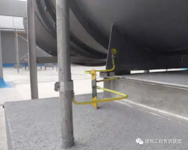 风机基础,设备本身,套管均应采用软线接至接地扁钢.