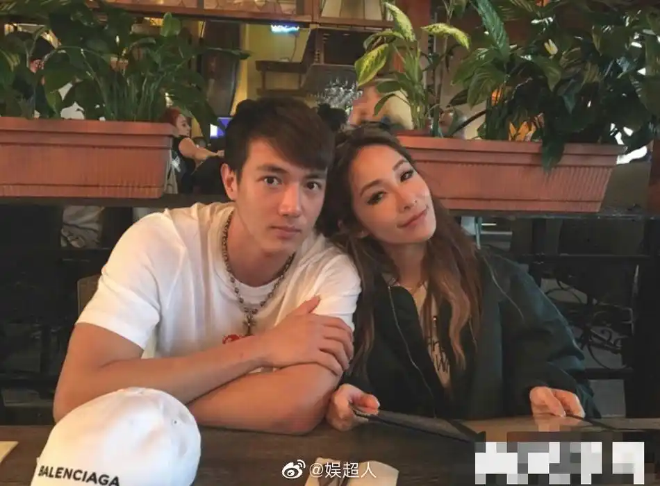 萧亚轩公布恋情后秀恩爱!萧亚轩与新男友黄皓游玩照片曝光