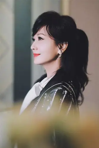 颜值衣品都在线,没想到65岁赵雅芝发量还这么多,半扎头发真减龄