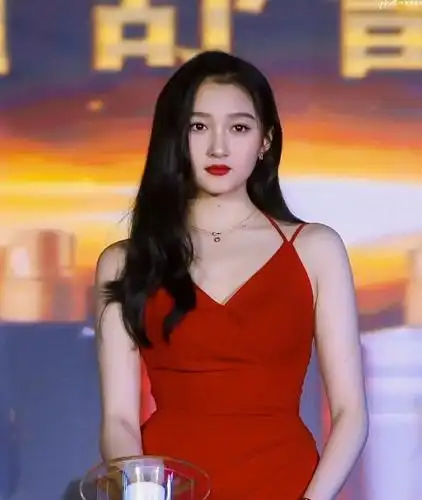 关晓彤开叉红裙造型登上热搜大长腿优势尽显太惊艳了