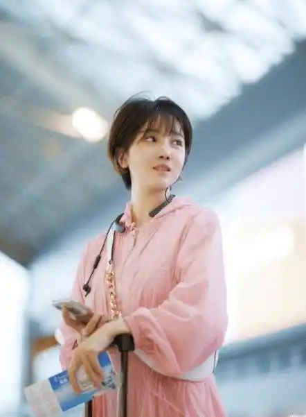 之前在机场的造型就还不错,毕竟配色上面看也会显得更加的适合陈小纭.