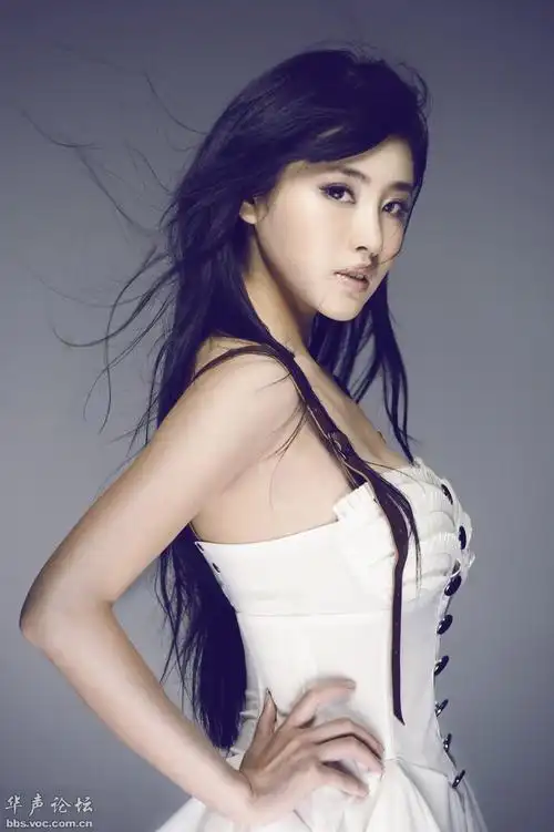 女明星安雅西冷艳写真