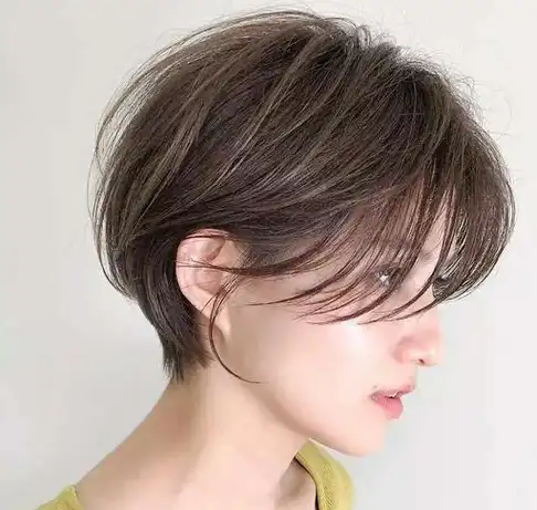很喜欢短碎发发型,不知现在还流行吗?会不会老气?