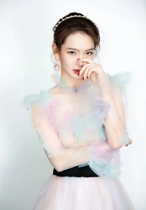 戚薇解锁新穿搭白色t恤搭开叉长裙清爽高级真的太撩了