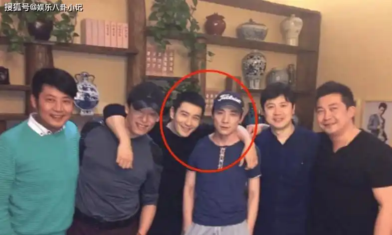 他与黄晓明,陈坤成了同班同学,他的班也是明星班,出了很多当红明星,但