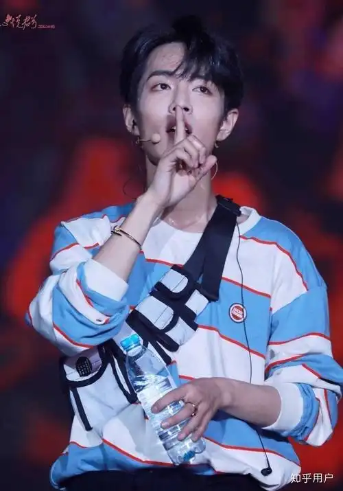 这件蓝白条纹的衣服,大街上姐妹相认的标志hhh