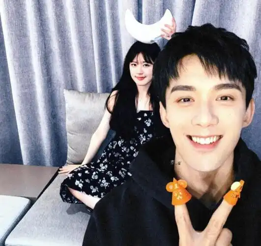 娱记曝吴磊赵露思恋情!男方情人节发情侣文案示爱