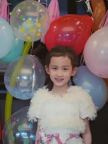 黄磊的二女儿堪称"整容式"长大,穿衣风格很日常,颜值不输姐姐