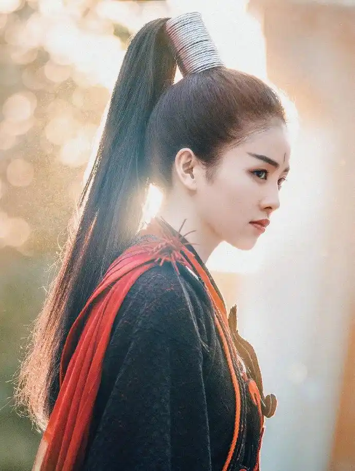 "招摇"霸气走机场,工装也能穿得这么甜美,配1万8的包包很贵气