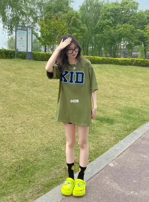 160穿搭68来一块青草草绿色t恤也很显白