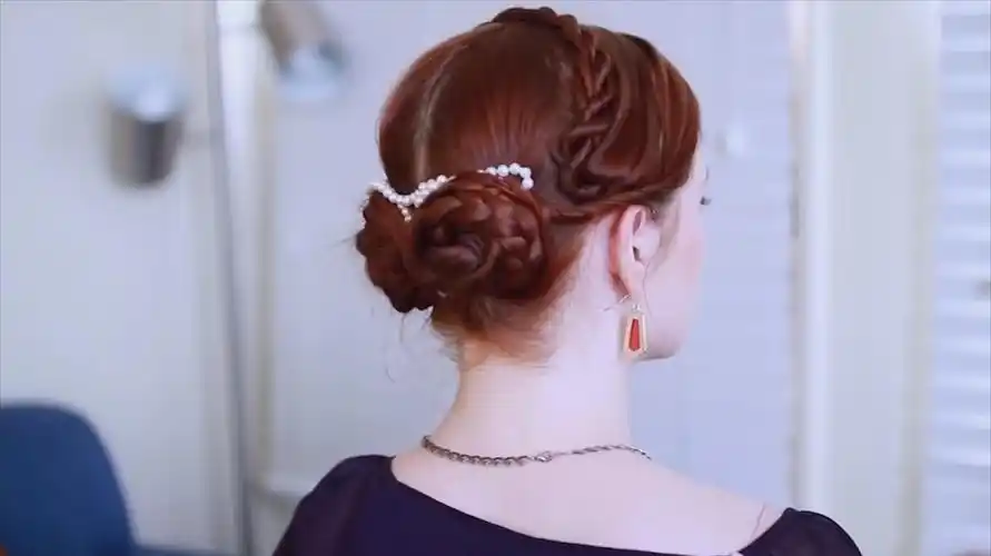 好看视频-中年盘发教程 优雅动人尽显高贵气质 4学会这样的温婉盘发再