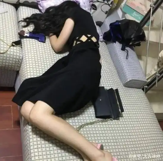 4名男领导在宾馆打牌,令醉酒女下属买烟却遭车祸,家人索赔79万