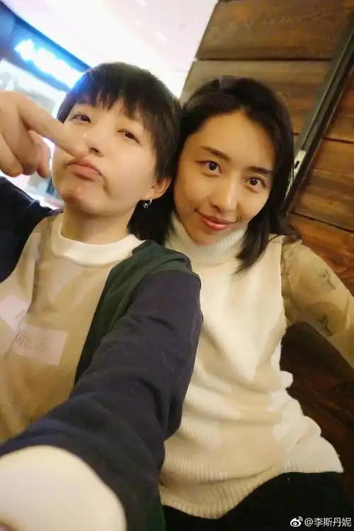 想问下李斯丹妮有女朋友吗