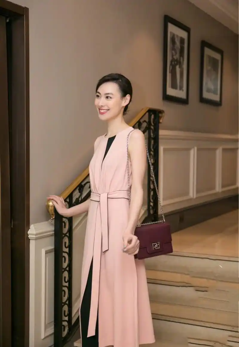 梁洛施又换新发型中分贴头皮刘海也不俗气少女气质依旧