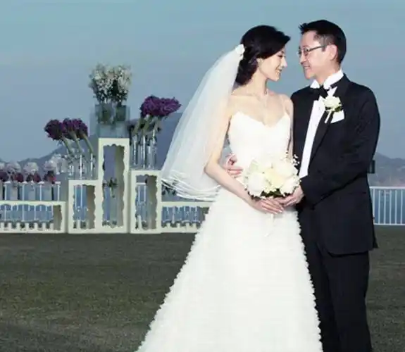 李嘉诚怒斥7亿,郭晶晶连换1200万礼服-票房剧透网