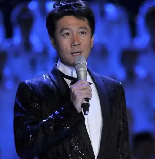 蔡国庆是一个非常出名的歌手,曾22次登上春晚的舞台,事业上一路高歌的