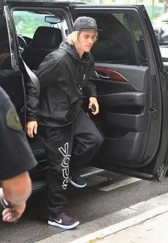 当地时间6月9日,比伯justin bieber在迈阿密外出的街拍