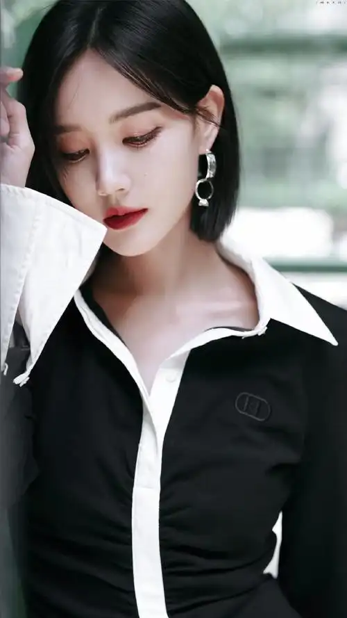 #李一桐短发修身黑裙#