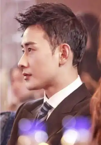 罗晋下巴怎么了?难道也植入假体了?