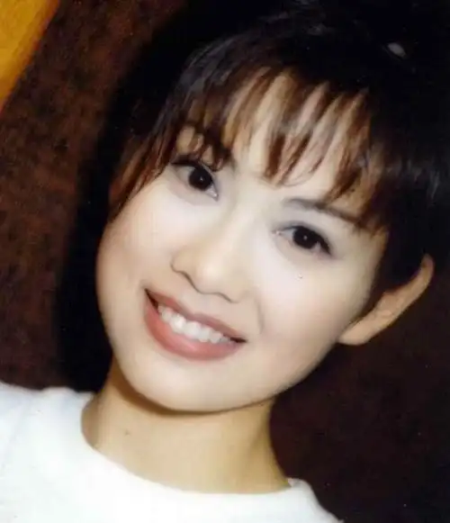 22岁被经纪人骗光财产露宿街头,后又患抑郁症,今嫁小8岁老公