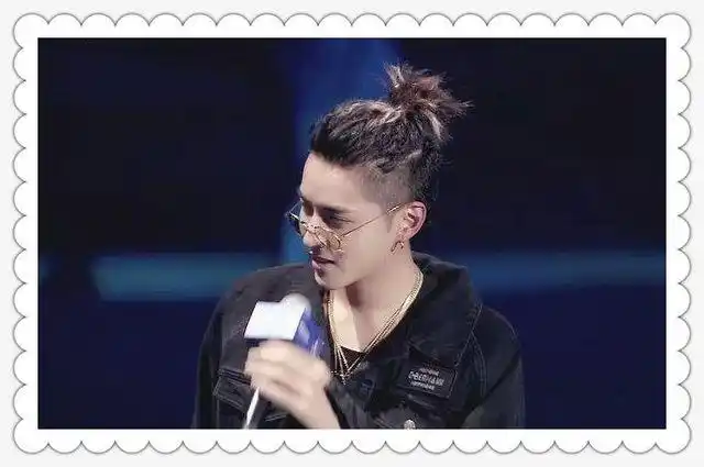 吴亦凡出席活动,染奶奶灰扎小辫子,这才是美少年该有的样子!