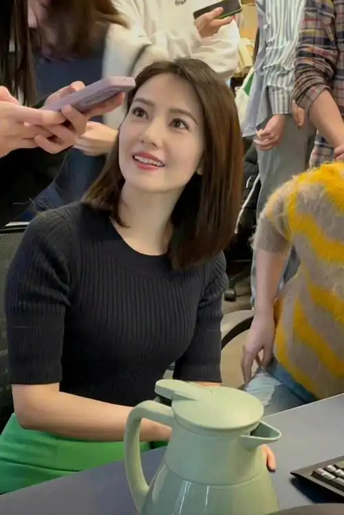 知名女星高圆圆公园带女儿被偶遇,全副武装拒绝合影,女儿像爸爸_腾讯