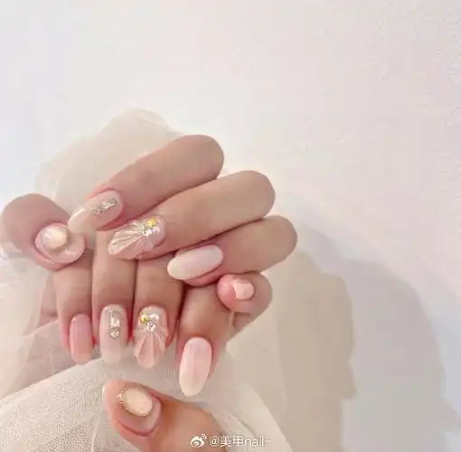 本期精选的美甲款式,不管你的肤色是偏黄还是偏黑,都能轻松显白两个度