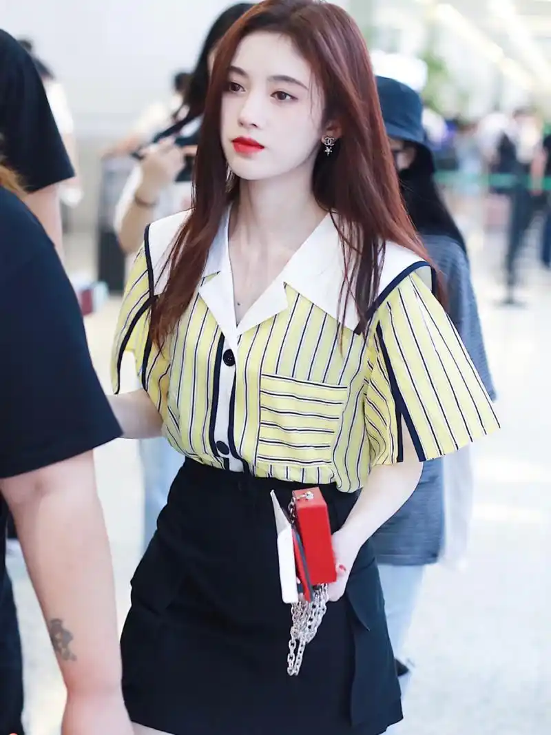 鞠婧祎私服 新华字典竟然都出包包了 鞠婧祎日常私服穿搭分享 好久不