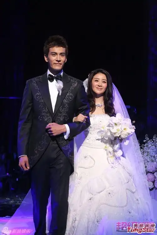 组图小李琳经超完婚数次拥吻秀84克拉钻戒