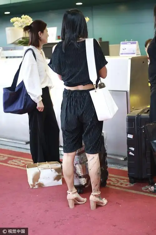 民谣女神陈粒黑超遮面秀香肩小腿刺青图案个性抢眼