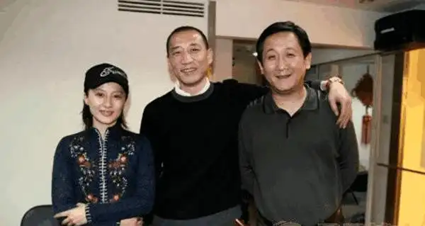 从左到右: 梁欢,梁左,梁天三兄妹如今梁天的哥哥梁左和英达创作过《我