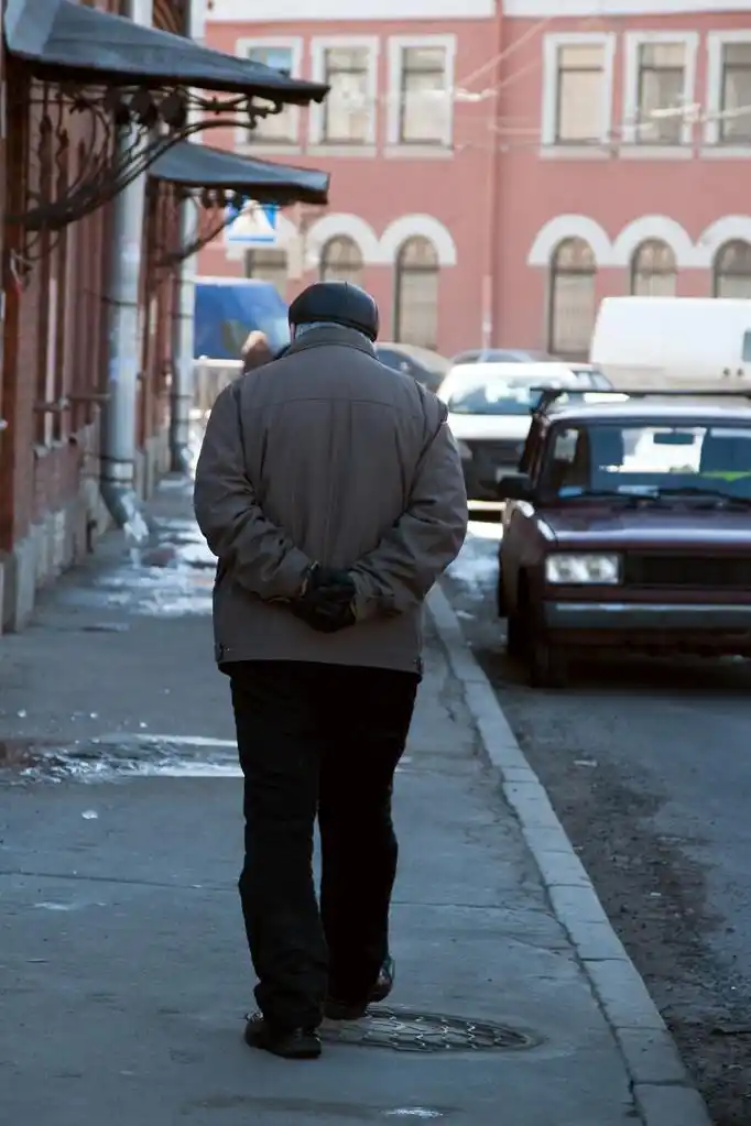 路人,老人走在城市的街道上