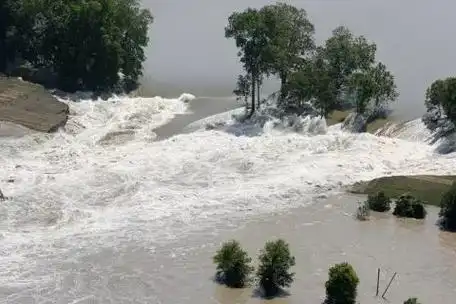 梦见走在河边水很大梦见大河水很满水势大