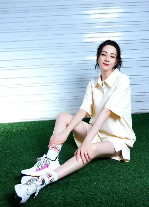 迪丽热巴 甜蜜热爱,活力永不停歇,身着半糖系列甜甜圈运动套装,洋溢