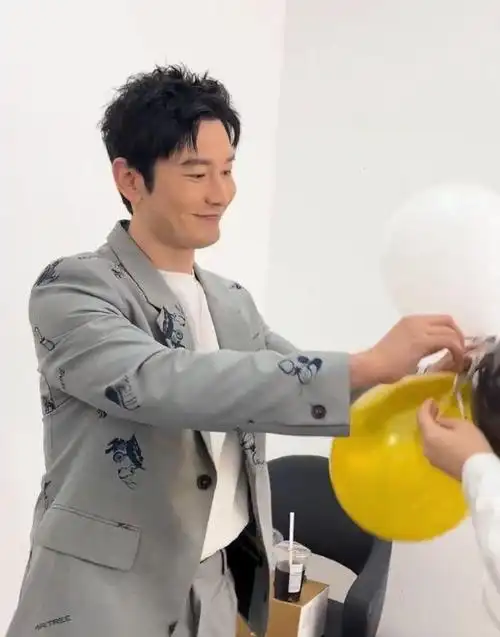 黄晓明庆45岁生日,小海绵给爸爸写生日祝福,好像已知道父母离婚