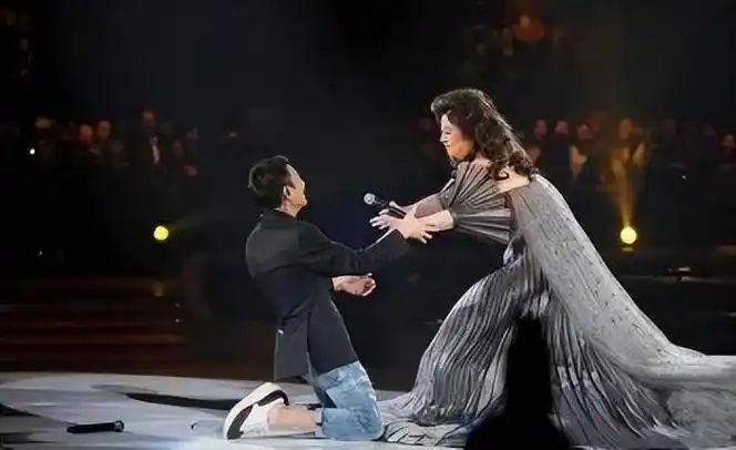 70岁宁可离婚也绝不改国籍,春晚曾为她破例,刘德华曾向她下跪_徐小凤