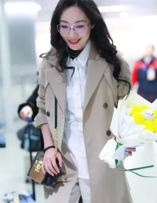韩雪这次机场造型太成功风衣叠穿白衬衫时髦高级让人无法忽视