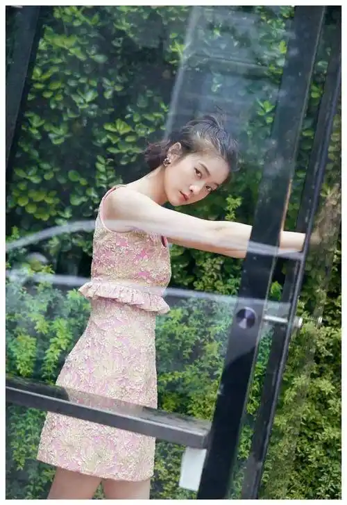 原创又被张雪迎甜到了短发搭配粉色短裙好清爽美成邻家妹妹