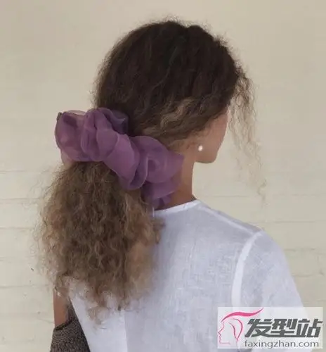 马尾发型怎么扎出时尚感爱美女生这几款马尾今年必备