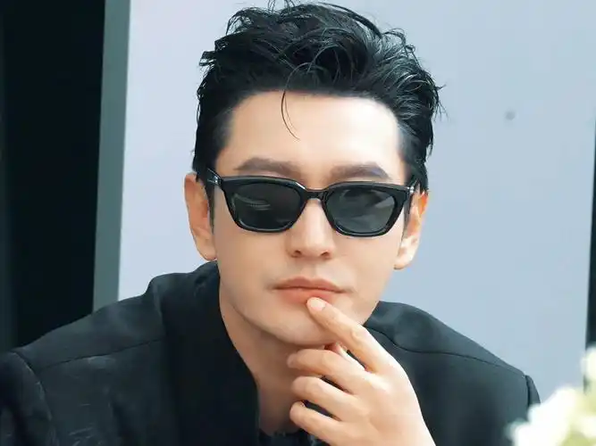 黄晓明的颜值放在哪里都是很炸裂的 真正的大佬店长第八季《中餐厅》