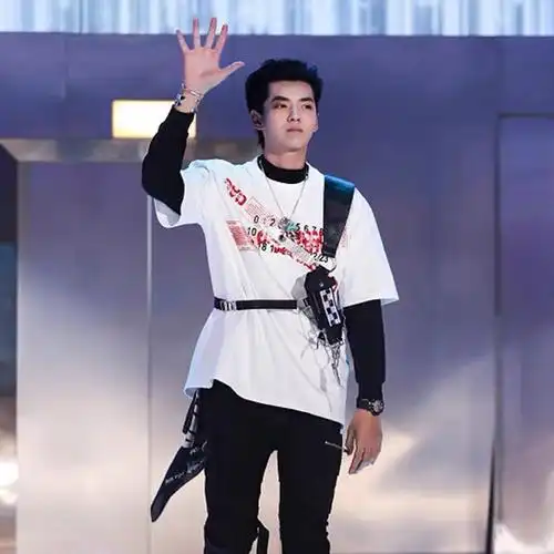 快乐大本营吴亦凡同款衣服2020新款短袖宽松情侣上衣半袖字母t恤