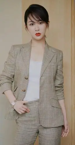 杨紫西装照,简洁干练女人味十足
