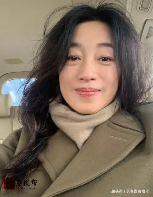 歌手艾敬近照曝光事业巅峰时改行如今51岁变身为职业艺术家