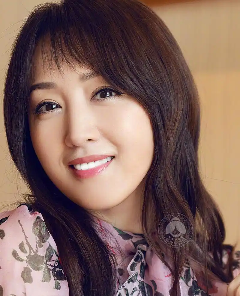 二十多年后,当杨钰莹再次回归舞台,鉴于她毫无岁月痕迹的冻龄美颜