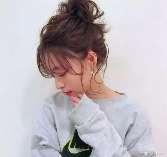 慵懒随意又凉爽,简单大气又显气质|丸子头|卷发|发型|发尾|盘发_网易