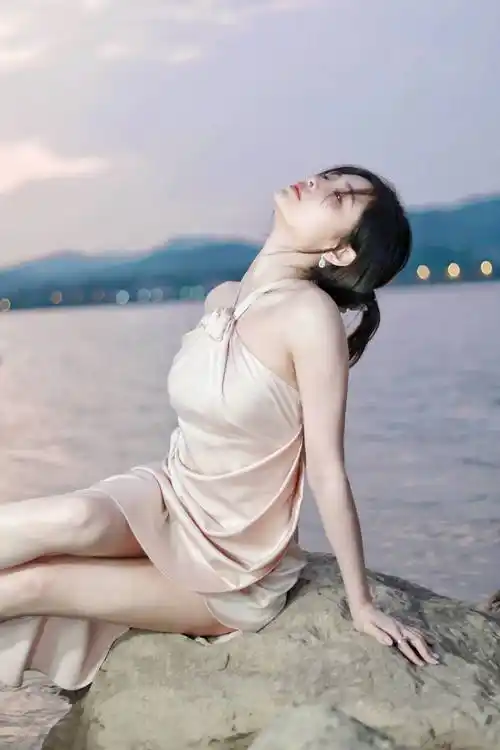 许佳琪穿挂脖抹胸短裙秀锁骨 皮肤白皙吹弹可破-搜狐大视野-搜狐新闻